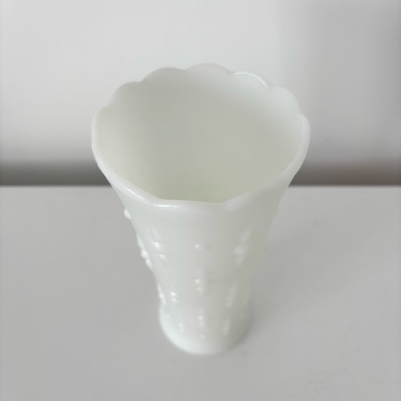 Vintage Anchor Hocking milk glass trumpet shaped vase scalloped edge teardrop - Picture 6 of 10